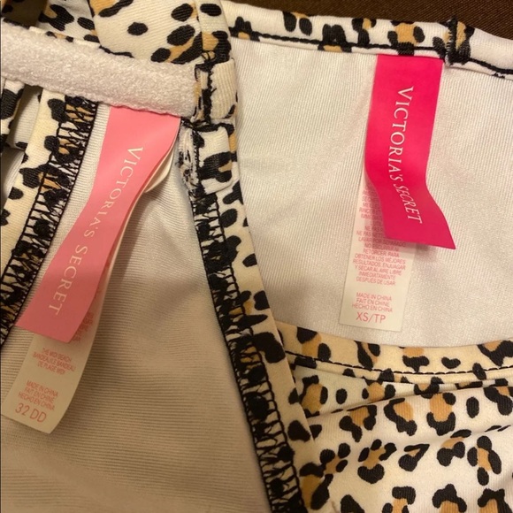 VS bathing suit 32DD/XS - Picture 3 of 3